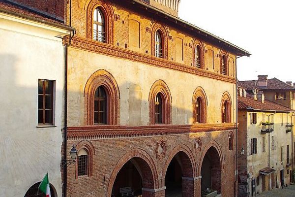 Antico Palazzo Comunale mit Turm