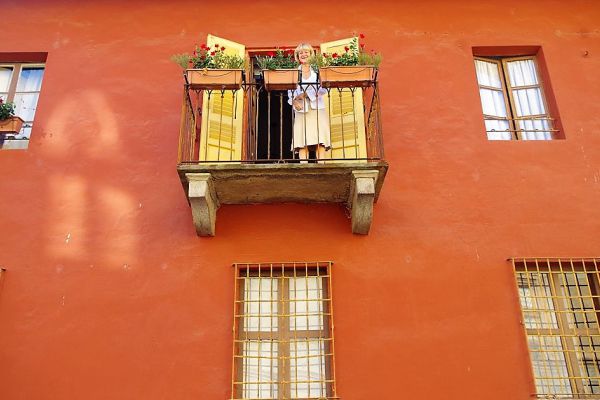 freundliche Bewohnerin in der Salita al Castello